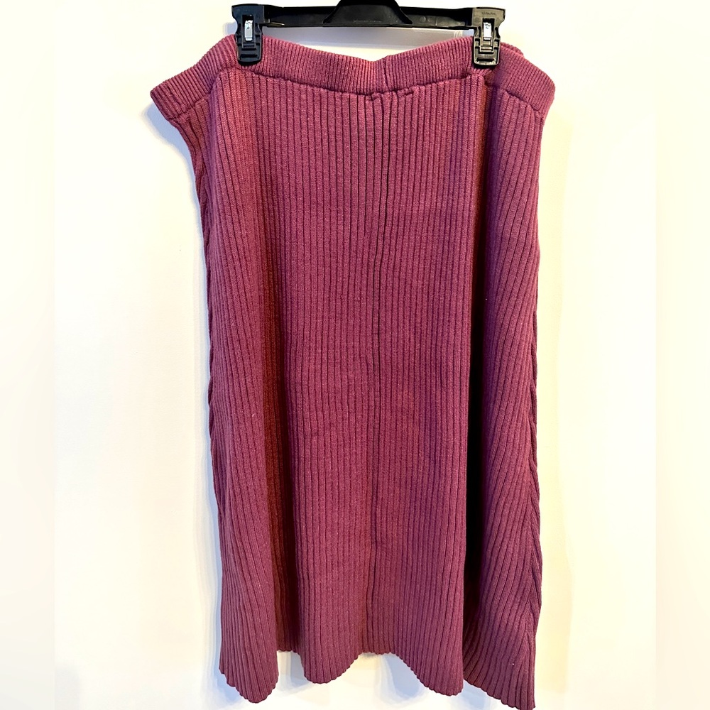 Brand new heavy weight skirt. 3x. Mauve color.